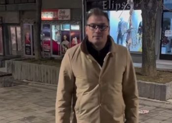 Arsenijeviq i heq dekorimet nga sheshi i Mitrovicës së Veriut, bën thirrje për rezistencë