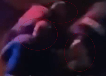 Pamje nga incidenti në Ferizaj ku tre policët ushtrojnë dhunë ndaj një të arrestuari (VIDEO)