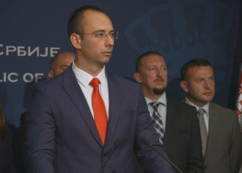 U raportua se Simiqi u sulmua në veri, Elshani: Sipas informatave u lëndua nga një gotë e thyer