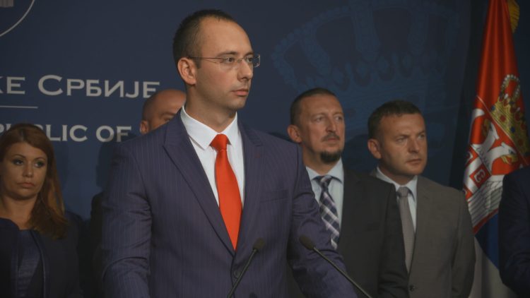 U raportua se Simiqi u sulmua në veri, Elshani: Sipas informatave u lëndua nga një gotë e thyer