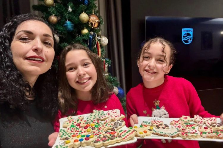 Presidentja pozon me vajzat e saj për Vitin e Ri, ndan shpirtin festiv me ndjekësit