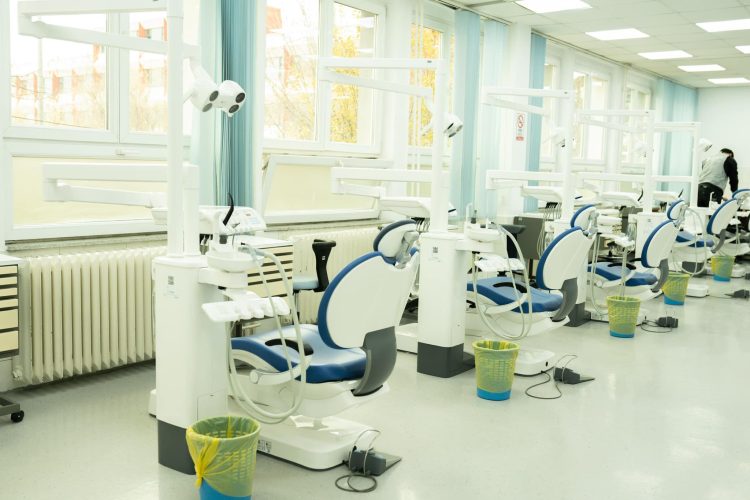 Stomatologjia publike furnizohet me 24 karrige moderne