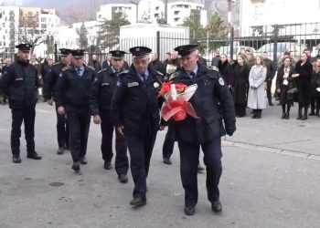 Policia dhe familjarët e përkujtojnë Izet Demajn, i vendosin lule tek pllaka përkujtimore