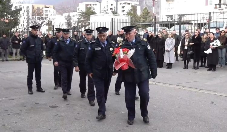 Policia dhe familjarët e përkujtojnë Izet Demajn, i vendosin lule tek pllaka përkujtimore