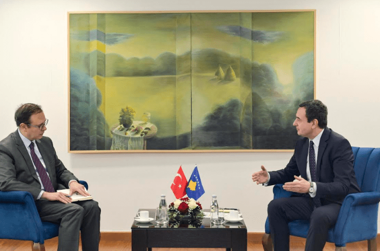 Kryeministri Kurti takon ambasadorin e Turqisë në Kosovë, flasin për fuqizimin e marrëdhënieve bilaterale