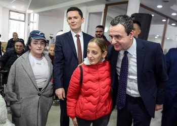 Kurti viziton Qendrën e Resurseve të HANDIKOS-it
