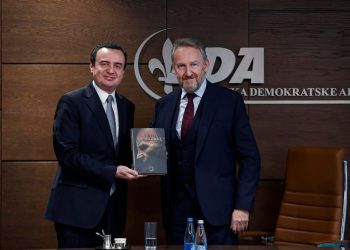 Kurti në Sarajevë, djali i Alija Izetbegoviqit i dhuron librin e babait