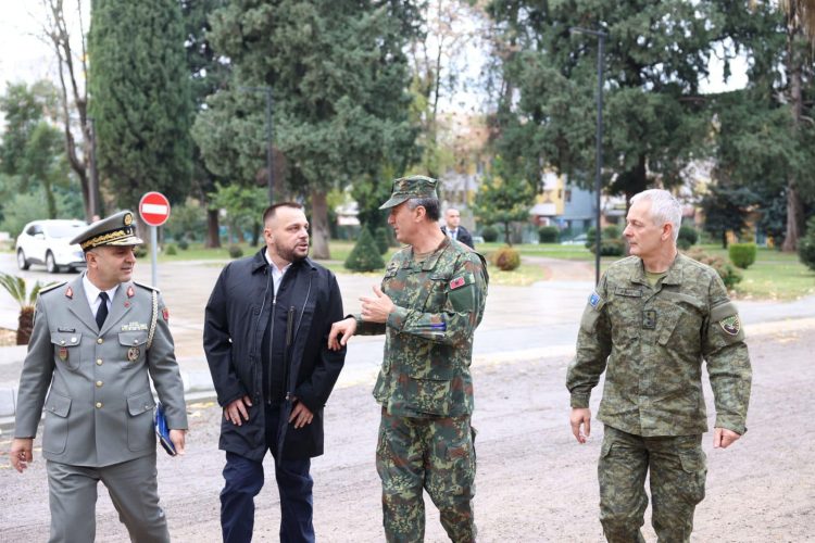 Ministri Maqedonci i takon studentët kosovarë në akademinë ushtarake të FASh-it