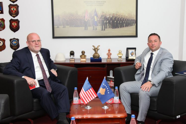 Ish-ministri i Mbrojtjes si njëri nga shqiptarët më të afërt me SHBA-në, falënderon ambasadorin Jeffrey Hovenier për kontributin në Kosovë