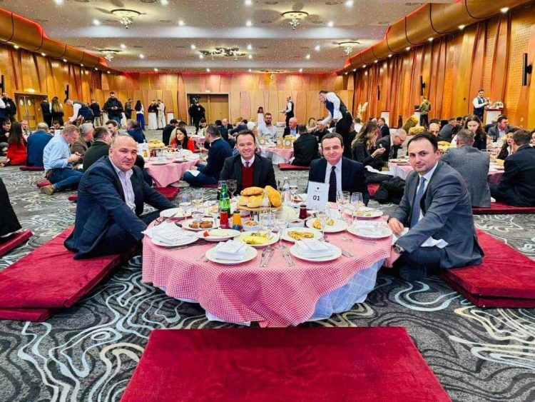 Ministri Peci ia merr “Darkën e Lamës” presidentes, Osmani nuk ishte e pranishme
