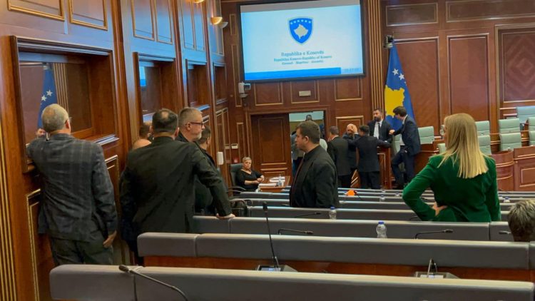 Bogujevci: Kujt po i konvenon me pasë foton e fundvitit të Listës Serbe në kuvend?