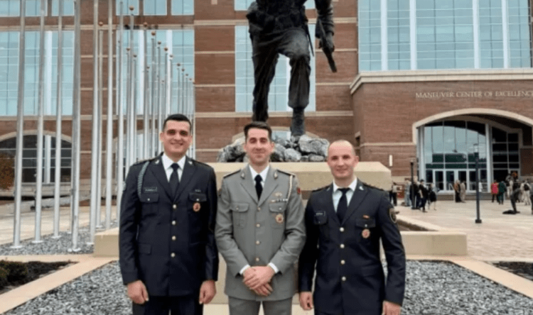 Oficerët e FSK-së diplomojnë në Shtetet e Bashkuara