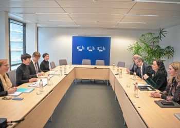 Osmani takoi Komisioneren për Zgjerim, theksoi rëndësinë e avancimit të aplikimit të Kosovës në BE