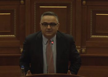 Tahiri dhe Lekaj i shkojnë VV-së në Kuvend: Erdhëm se po i kontrabandoni ligjet