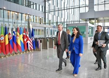 Osmani takon ndihmëssekretarin e NATO-s, flasin për paqen dhe sigurinë në Kosovë