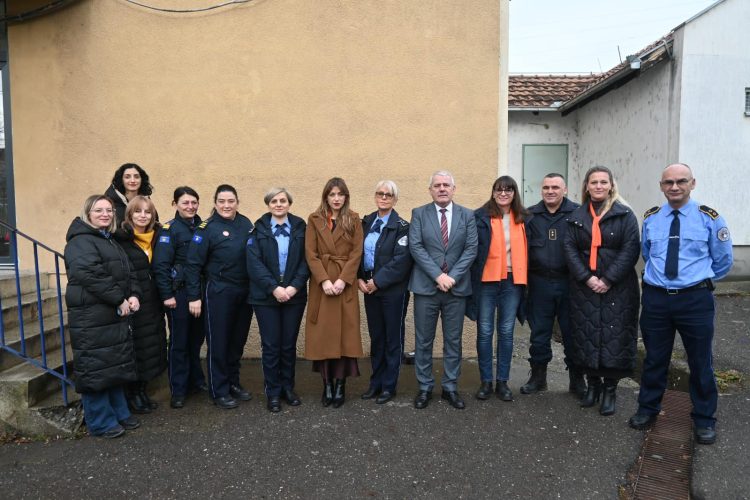 Në stacionin policor në Leposaviq u inaugurua dhoma miqësore për viktimat e dh*unës në familje
