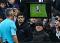 Hap epokal për futbollin, arbitrat do të shpjegojnë vendimet e VAR-it për tifozët në stadium
