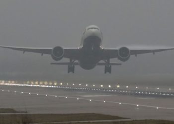 Mjegulla ‘pushton’ Mbretërinë e Bashkuar, aeroportet përballen me vonesa dhe anulime