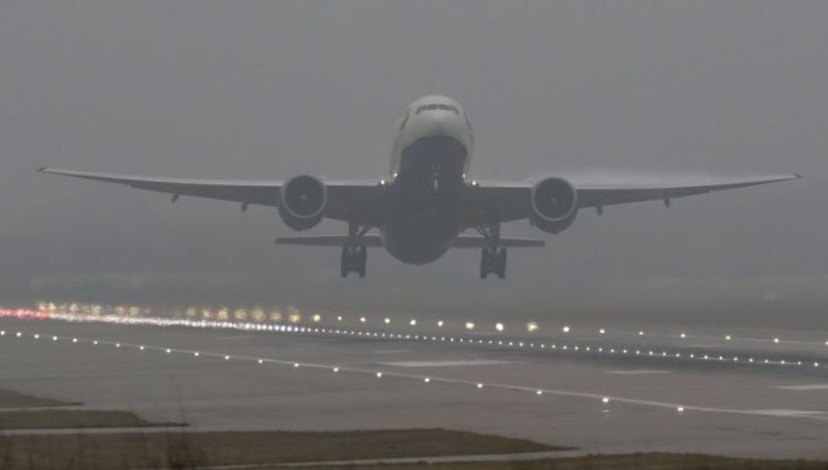 Mjegulla ‘pushton’ Mbretërinë e Bashkuar, aeroportet përballen me vonesa dhe anulime