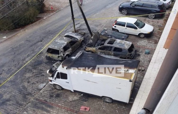 Digjen katër automjete në Prishtinë