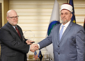 E viziton BIK-un, Tërnava e nderon ambasadorin Hovenier me një dhuratë të veçantë