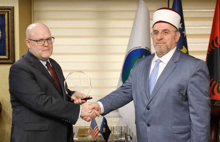 E viziton BIK-un, Tërnava e nderon ambasadorin Hovenier me një dhuratë të veçantë