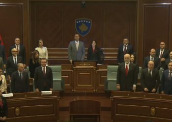Mbledhja e përbashkët parlamentare nis me Himnin e Kosovës dhe atë Kombëtar