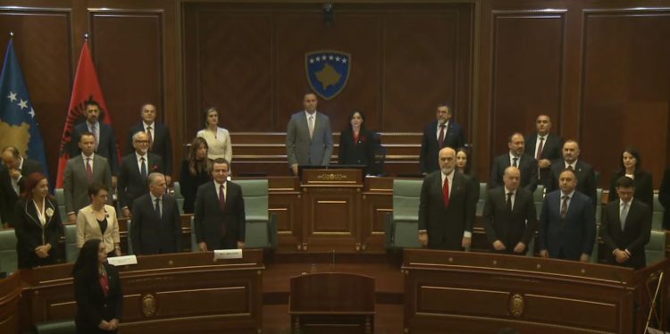 Mbledhja e përbashkët parlamentare nis me Himnin e Kosovës dhe atë Kombëtar