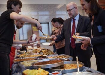 ‘Kurrë nuk i refuzoj mantijat e mira’, cilave ushqime në Kosovë nuk mundi t’iu rezistonte Hovenier