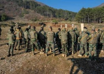 Ushtarët moldavë të KFOR-it kryejnë stërvitje për qitje statike