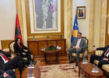 Para nisjes së mbledhjes së përbashkët të dy kuvendeve, Rama e Spiropali priten nga Kurti e Konjufca