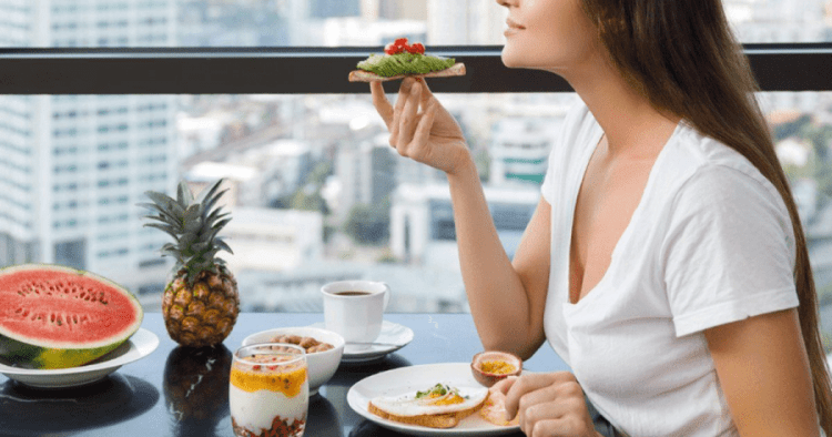 Kur është koha më e mirë për të ngrënë mëngjes?