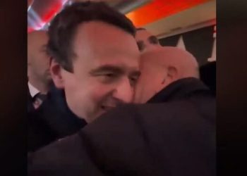 Mërgimtari nuk përmbahet, e puthë në faqe Kurtin: O baba jem, nuk shkoj në Gjermani pa të puthë (Video)