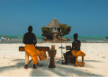 Plazhi i Zanzibarit magjeps pushuesit me atmosferën unike