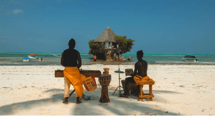 Plazhi i Zanzibarit magjeps pushuesit me atmosferën unike