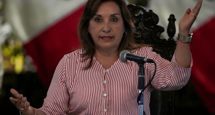 Bëri një ndërhyrje në hundë pa informuar askënd, presidentja e Perusë nën hetim