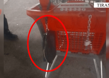 E kishte harruar në një qendër tregtare, Policia i dorëzon çantën me 27 mijë euro qytetarit