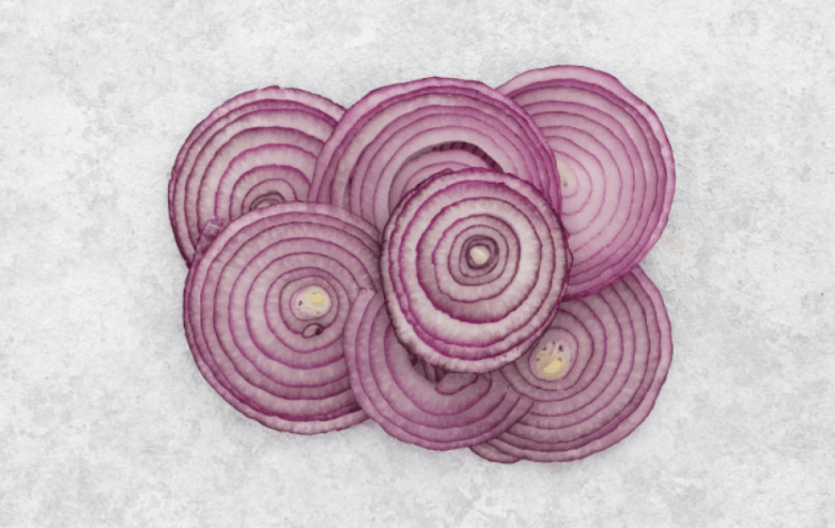 6 përfitimet thelbësore që merrni nga konsumi i qepës