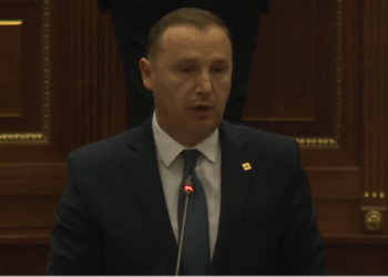 Deputeti i LDK-së tallet me presidentin Ibrahim Rugova në seancën e Kuvendit
