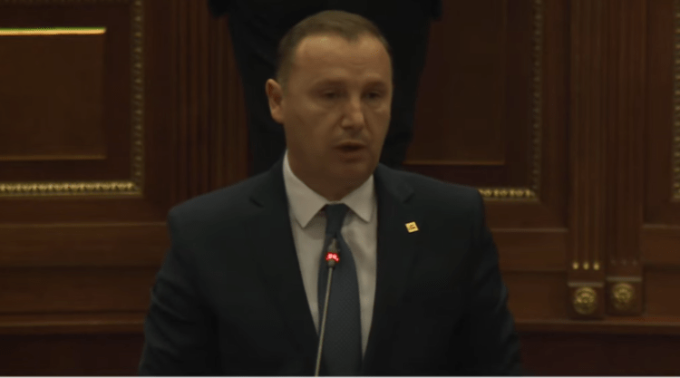 Deputeti i LDK-së tallet me presidentin Ibrahim Rugova në seancën e Kuvendit