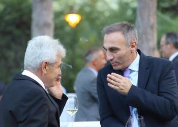Ali Ahmeti në ‘ndjekje’ të Artan Grubit, por ai nuk i bindet që të kthehet në Maqedoninë e Veriut!