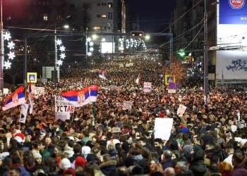 Agjencitë botërore: Dhjetëra mijëra njerëz protestojnë në Serbi kundër presidentit populist