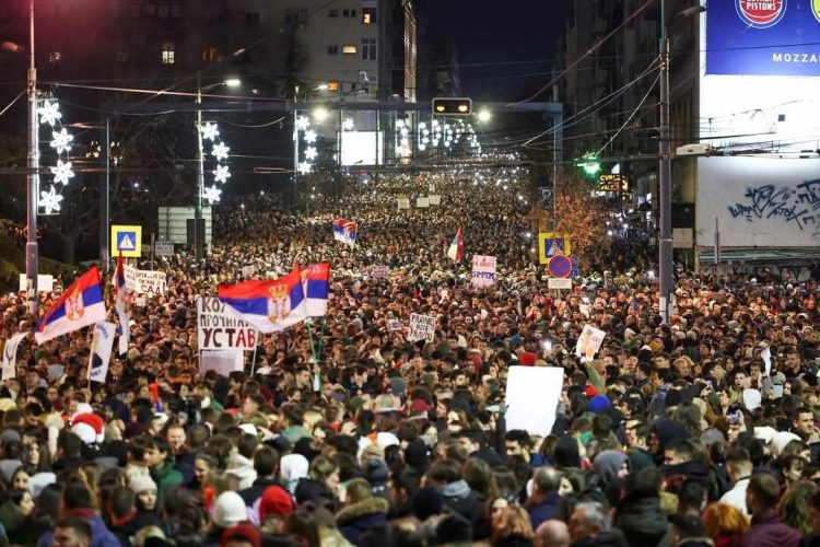 Agjencitë botërore: Dhjetëra mijëra njerëz protestojnë në Serbi kundër presidentit populist