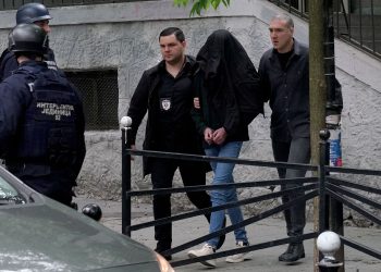 D*ënohen me 17,5 vjet b*urg prindërit e të miturit që v*rau 10 persona në shkollë në Serbi
