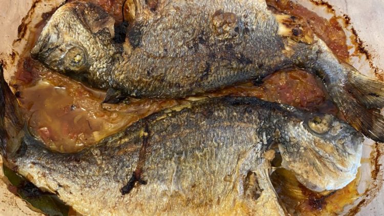 Tavë me peshk dhe perime, shije e shëndet