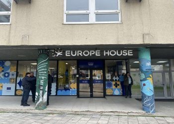 Terras takohet me përfaqësues politik të komunitetit serb në veri