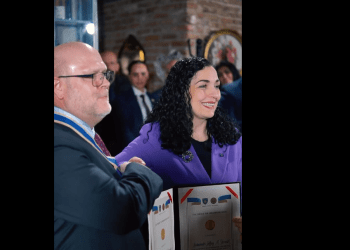 Presidentja Osmani ia ndan Urdhrin ‘Dr.Ibrahim Rugova’, Hovenier i emocionuar: Këtë mbrëmje më kanë humbur fjalët