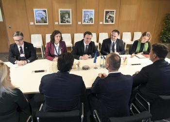 Kurti u takua me një grup investitorësh në Davos, në Shtëpinë e Kosovës