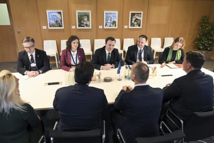 Kurti u takua me një grup investitorësh në Davos, në Shtëpinë e Kosovës