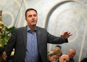 Konjufca takon banorët e Smrekonicës së Vushtrrisë, flasin për të arriturat e qeverisë